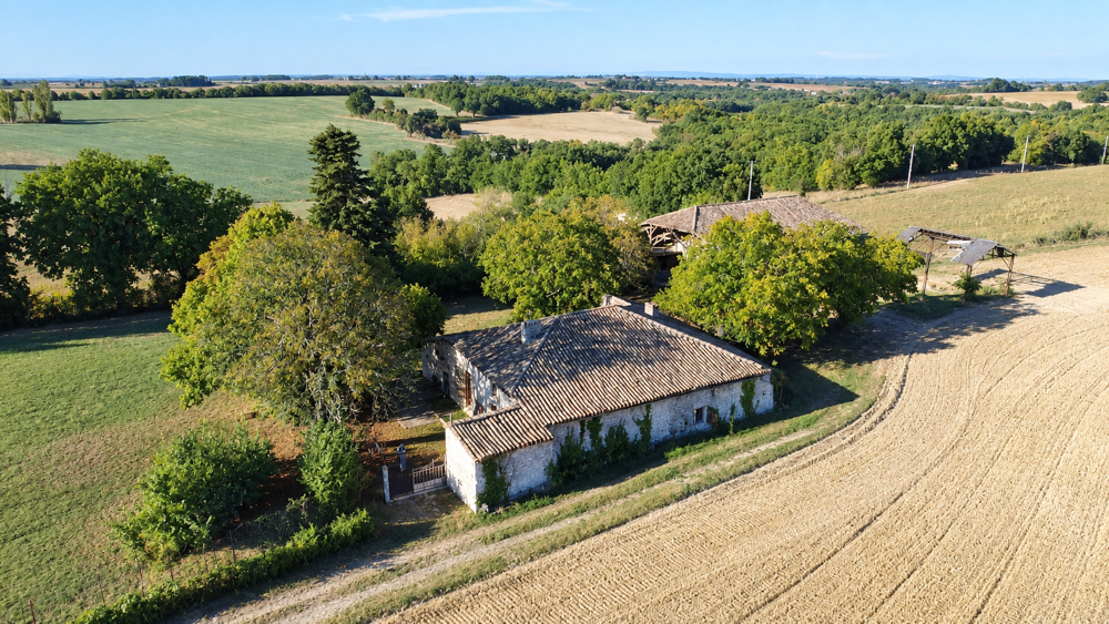 Beau potentiel pour cette propriété en pierre à rénover avec une maison, une grange et un terrain 7802 m2 avec