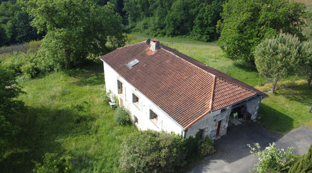 grande maison en pierre et brique d'env 220 m2, entourée de bois et de prairie, un havre de paix