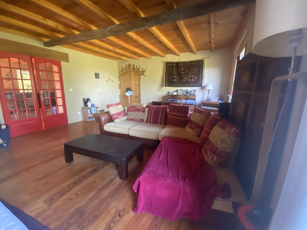 grande maison en pierre et brique d'env 220 m2, entourée de bois et de prairie, un havre de paix