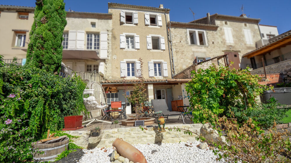 Vente Maison Maison en centre ville de 200 m2 , 5 chambres, cave, local commercial, 2 garages, une dépendance et un jardin Lauzerte