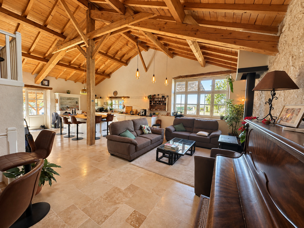 Magnifique maison en pierre rénovée avec vue dominante, piscine et dépendances