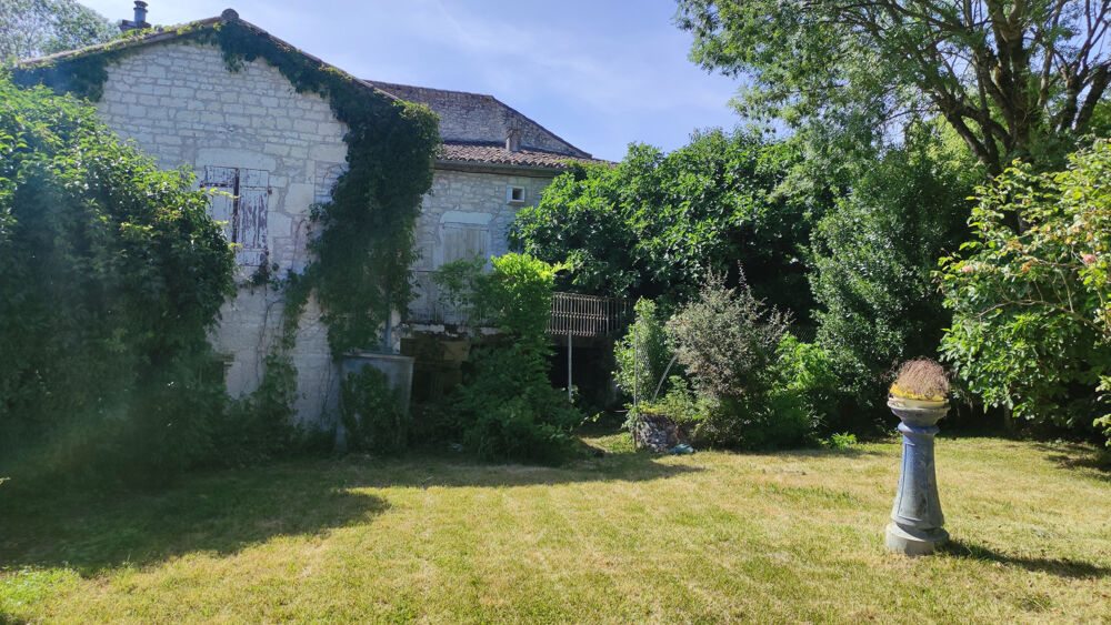 Maison de hameau à restaurer avec terrasse, caves et jardin cloturé