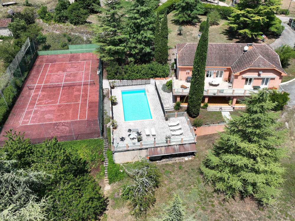 Grande maison de famille avec piscine et terrain de tennis