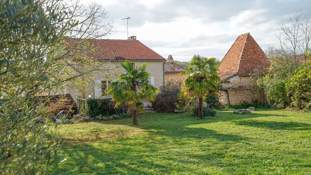 Vente Maison Charmante maison de village en pierre avec 5 chambres, un pigeonnier, une jolie cour et un grand jardin avec p Sauzet