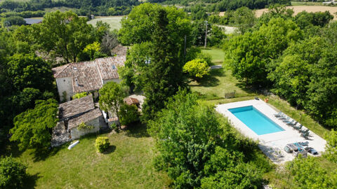   Ensemble de prestige en pierre sur 1,2 hectare avec piscine et dépendances Propriété/château - 9 pièce(s) - 310 m²