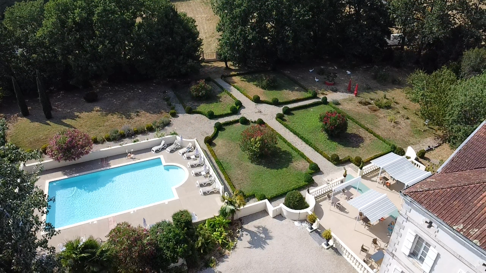 Magnifique Demeure dans le style néo paladien de 750 m2 comprenant 9 suites et 3 chambres avec un terrain de 1