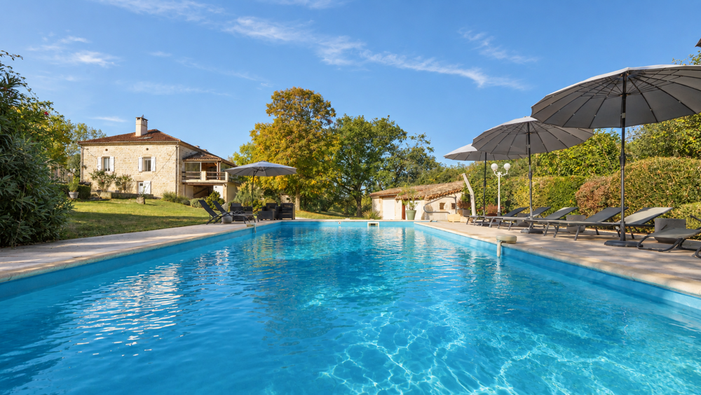 Belle propriété quercynoise avec 2 grandes maisons, piscine et 1 ha terrain