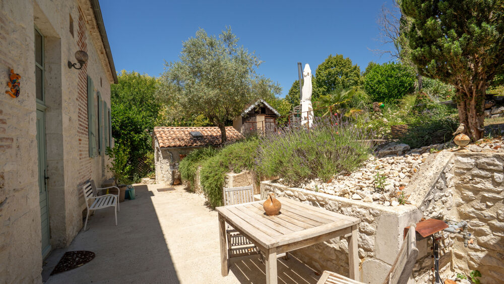 Maison de village 6 chambres, appartement indépendant à rénover, cave, garages et un terrain de 1316 m2
