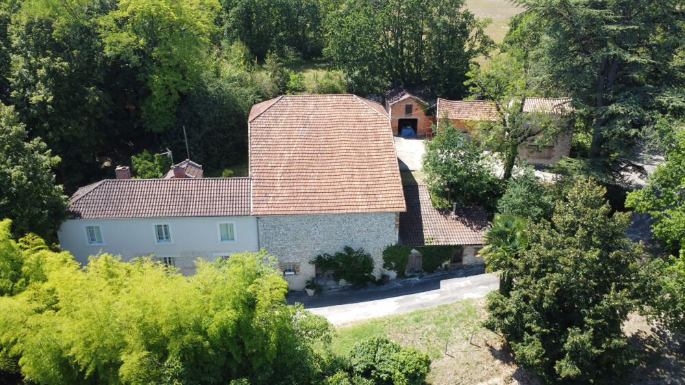Joli corps de ferme avec dépendances et un terrain d'env 6.4 ha avec sources et puits.