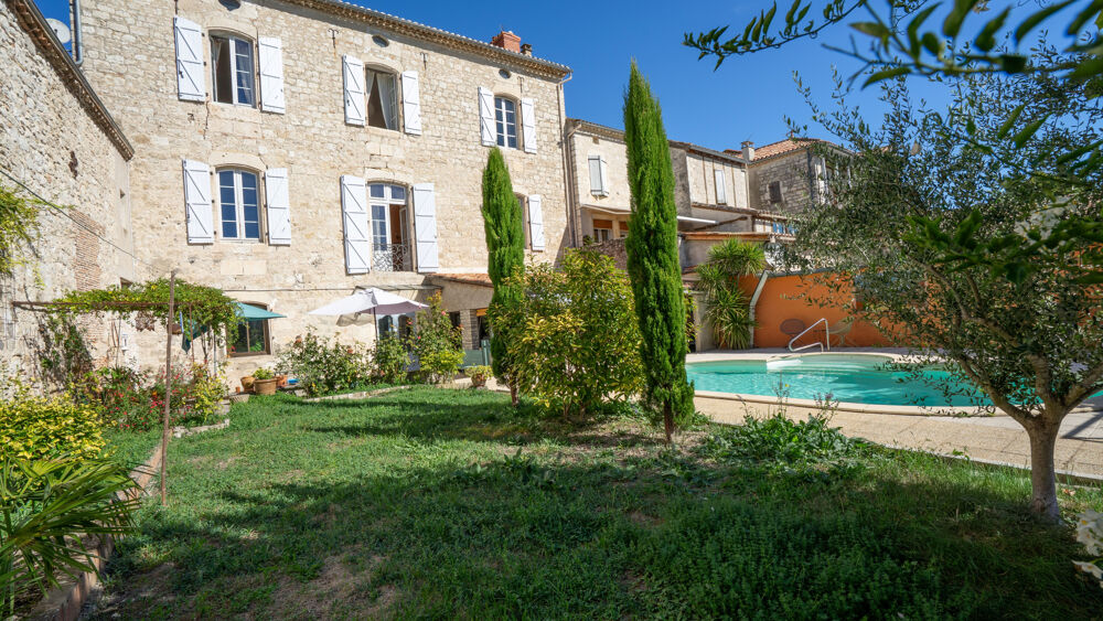Magnifique maison bourgeoise 18 ème en coeur de village avec jardin, piscine et superbe vue