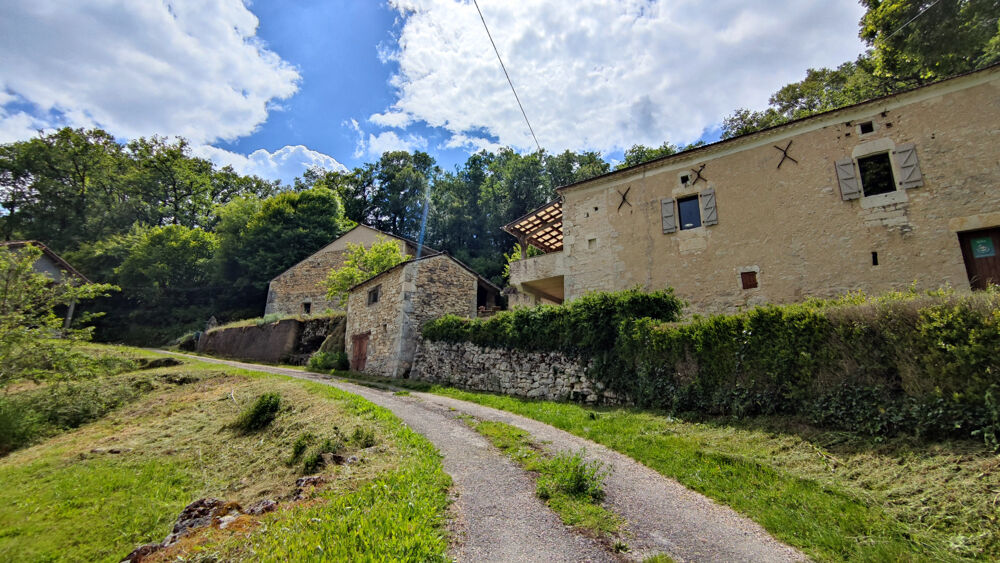 Vente Propriété/Château Propriété quercynoise à rénover avec dépendances et 6950 m2 terrain avec source Montcuq en quercy blanc