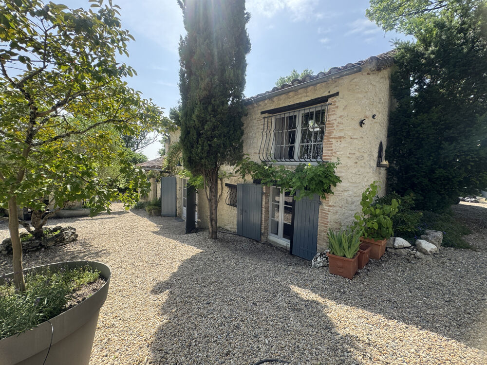Ensemble de prestige en pierre sur 1,2 hectare avec piscine et dépendances