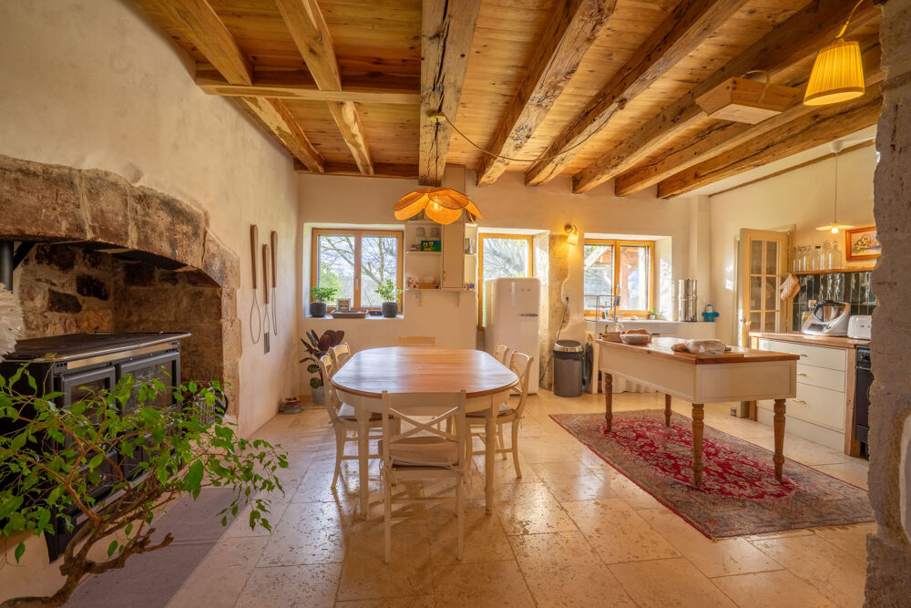 Magnifique maison en pierre de 227 m2 entièrement restaurée et ses dépendances