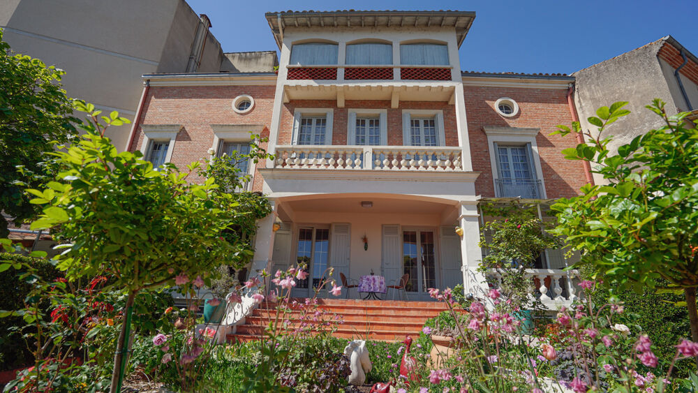 très belle maison de ville entièrement restaurée d'env 310 m2, avec jardin et garage dans le centre de Moissac