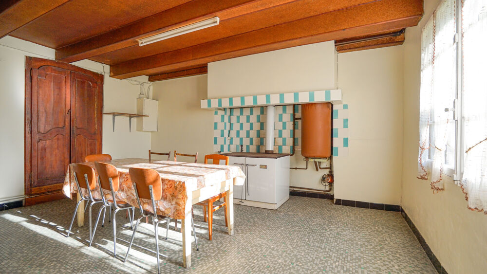 Ancien corps de ferme, 3 chambres, dépendances puits et 3969m2 de terrain.