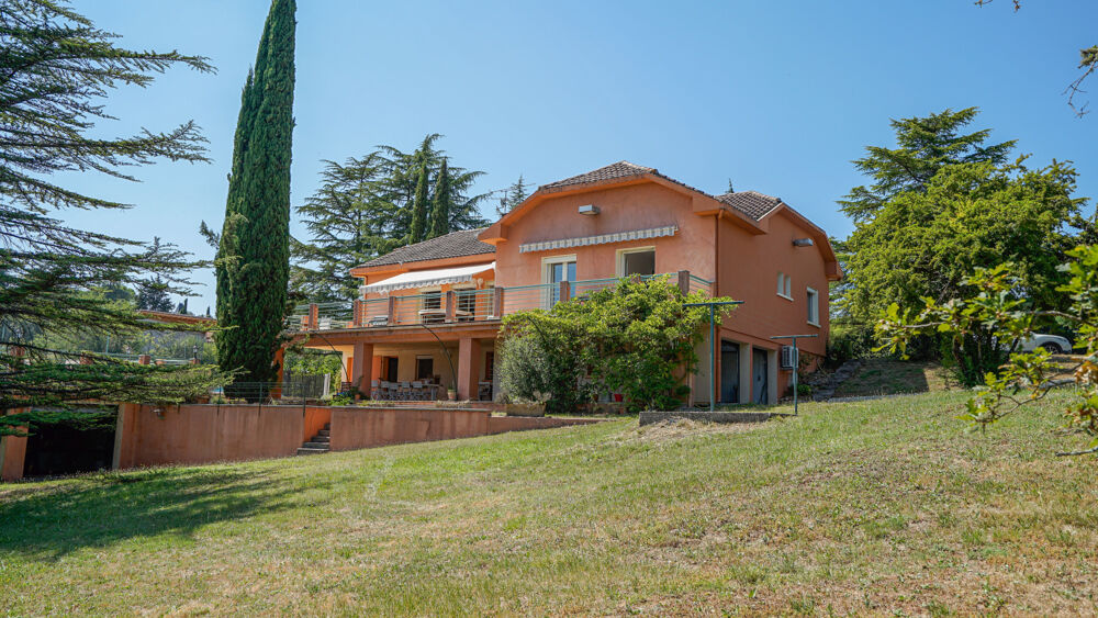 Grande maison de famille avec piscine et terrain de tennis