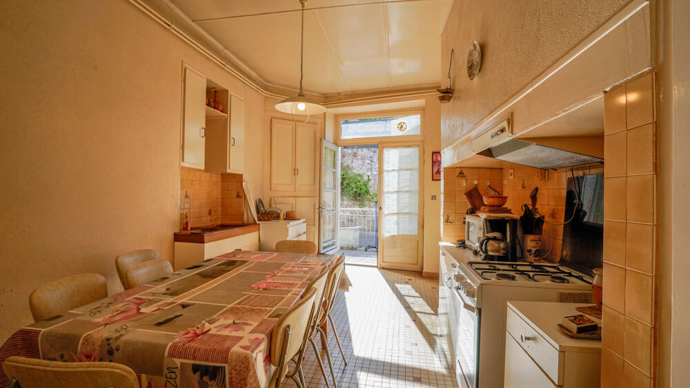 Maison de village en pierre avec jardin, garage et atelier