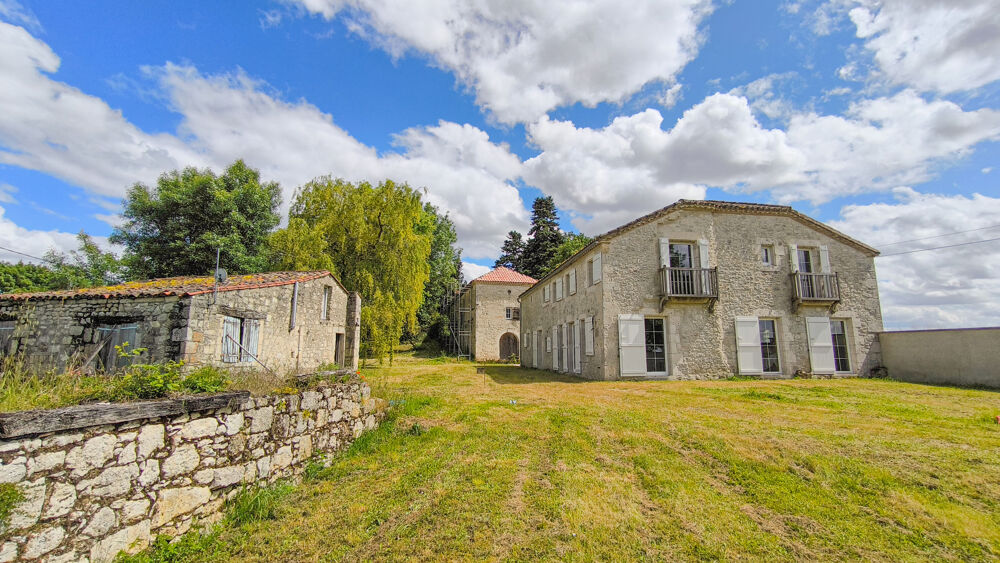 Magnifique propriété en pierre avec une superbe grange rénovée, une maison à restaurer et 2,7 ha de terrain