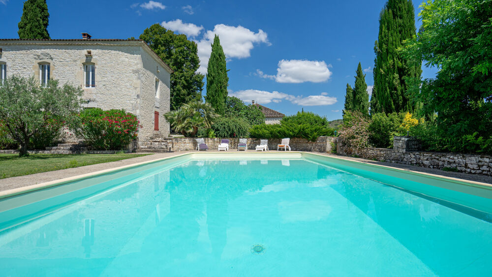 Magnifique ensemble quercynois avec deux maisons, grange, pigeonnier, atelier, 2 piscines, terrain 2,5 ha
