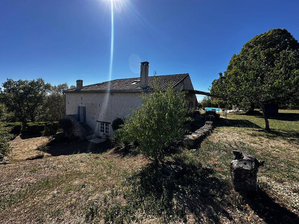 Magnifique maison en pierre rénovée avec vue dominante, piscine et dépendances