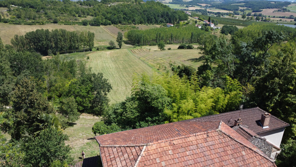 Joli corps de ferme avec dépendances et un terrain d'env 6.4 ha avec sources et puits.
