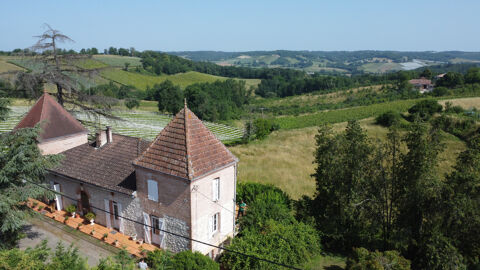   Maison de caract�re en pierre avec ses 2 tours de 152 m2 et environ 3,5 hectares de terrain Maison - 7 pi�ce(s) - 152 m�