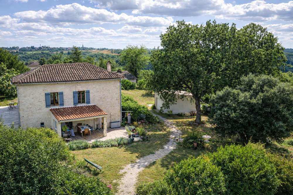 Vente Maison Maison de campagne dans un cadre enchanteur, 3 chambres , beau jardin , terasses et garage Lacour