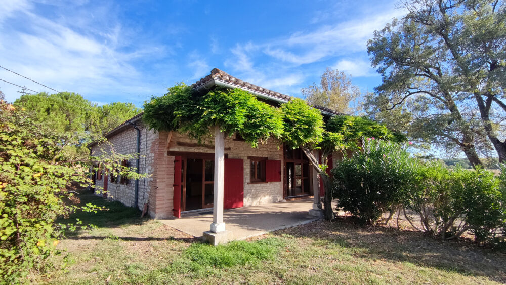 Belle grange rénovée en 2000 avec de beaux volumes et 5319 m2 de terrain