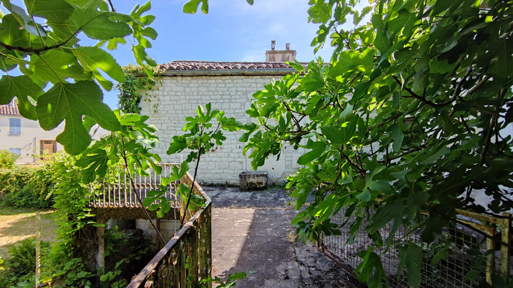 Maison de hameau à restaurer avec terrasse, caves et jardin cloturé