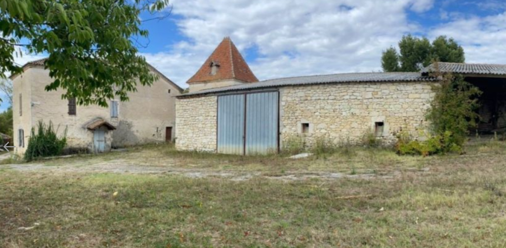 Ferme en pierre du 17ème avec maison, pigeonnier, grange, hangar et dépendances. 4000 m2 de terrain.