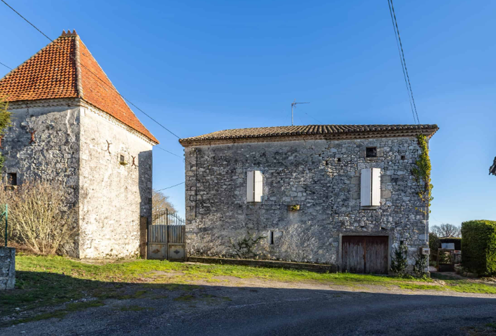 Ferme en pierre du 17ème avec maison, pigeonnier, grange, hangar et dépendances. 4000 m2 de terrain.