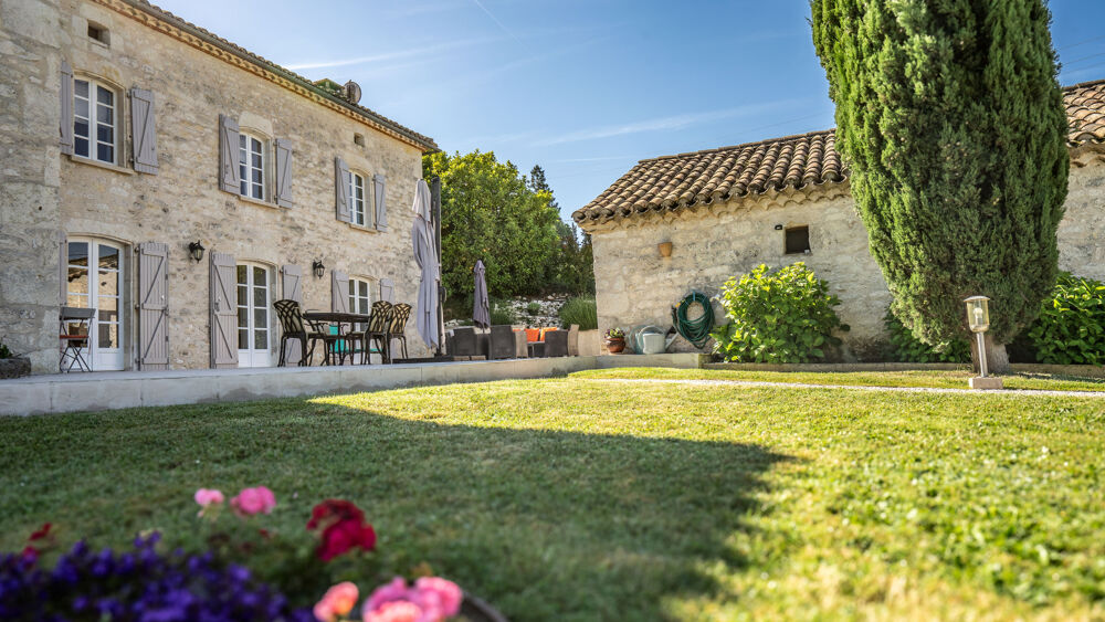 Élégante propriété quercynoise avec pigeonnier et piscine
