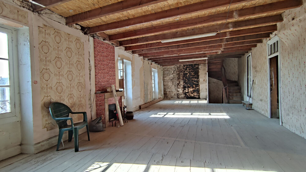 Maison de village sur 4 niveaux avec un local professionnel rénové en rez-de-chaussée et 3 étages à restaurer.