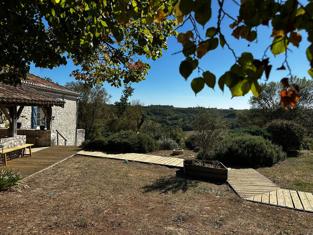 Magnifique maison en pierre rénovée avec vue dominante, piscine et dépendances