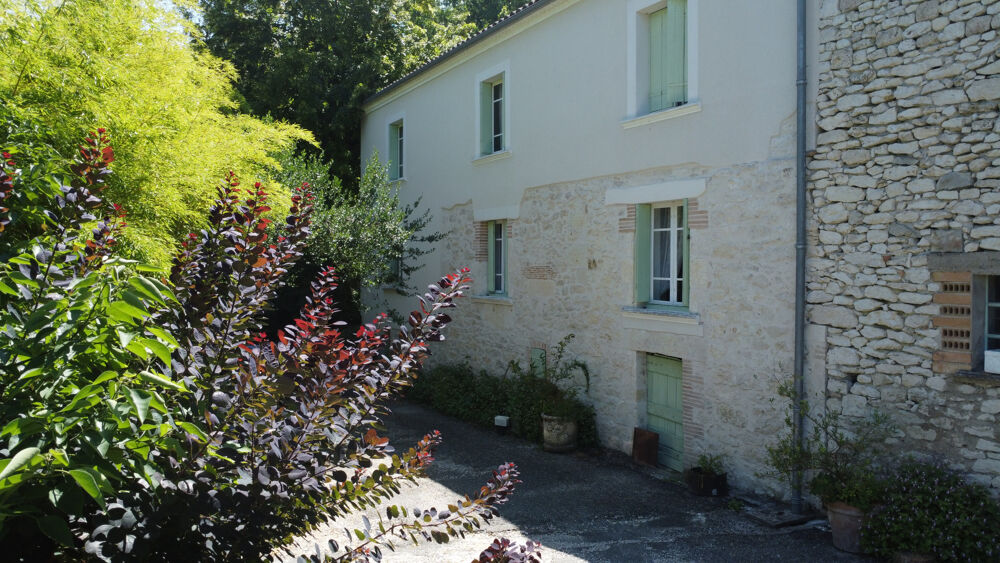 Joli corps de ferme avec dépendances et un terrain d'env 6.4 ha avec sources et puits.