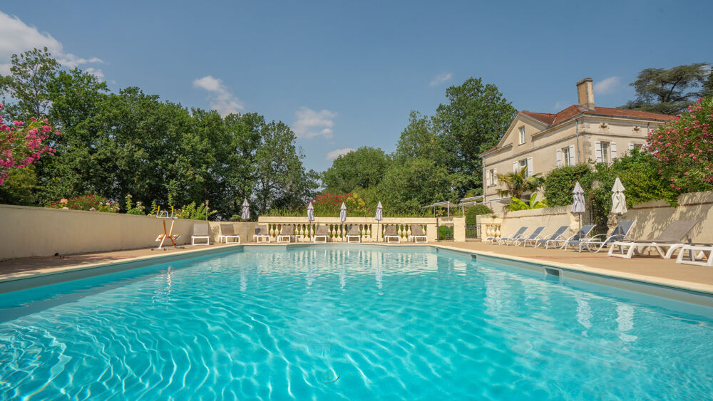 Magnifique Demeure dans le style néo paladien de 750 m2 comprenant 9 suites et 3 chambres avec un terrain de 1