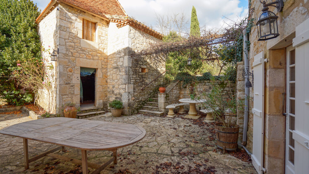 Vente Maison Charmante maison de village en pierre avec 5 chambres, un pigeonnier, une jolie cour et un grand jardin avec p Sauzet