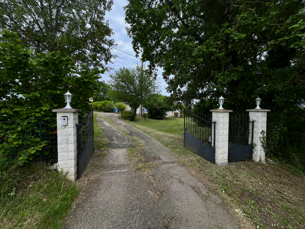 Belle maison en pierre située à quelques minutes de Montaigu-de-Quercy, dans un environnement calme et agréabl