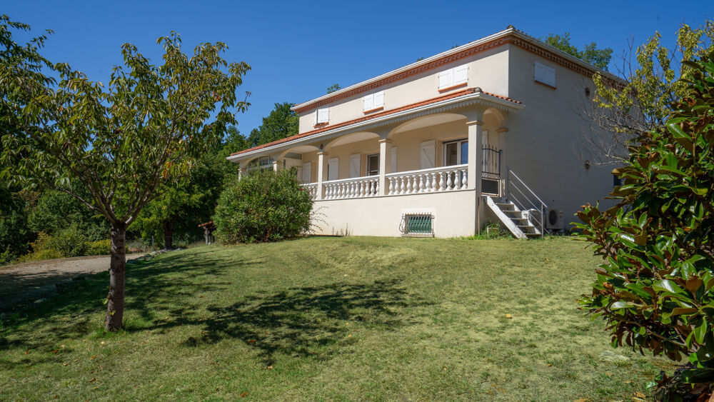 maison contemporaine de 204 m2, 6 chambres, cuisine séparée, véranda, piscine et un sous sol de 100 m2