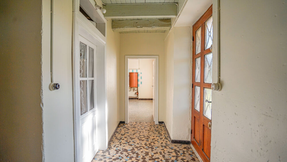 Ancien corps de ferme, 3 chambres, dépendances puits et 3969m2 de terrain.