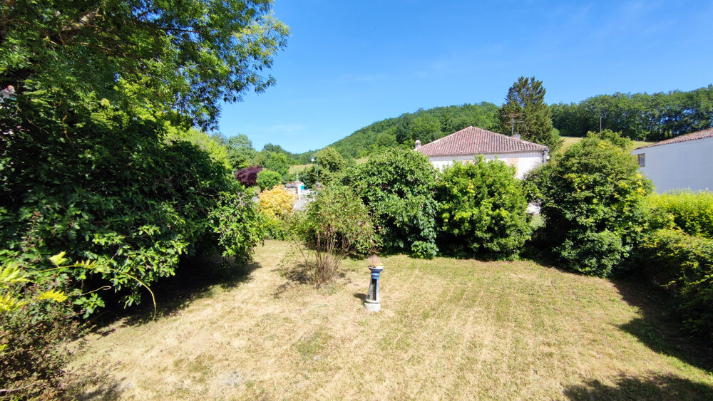 Maison de hameau à restaurer avec terrasse, caves et jardin cloturé