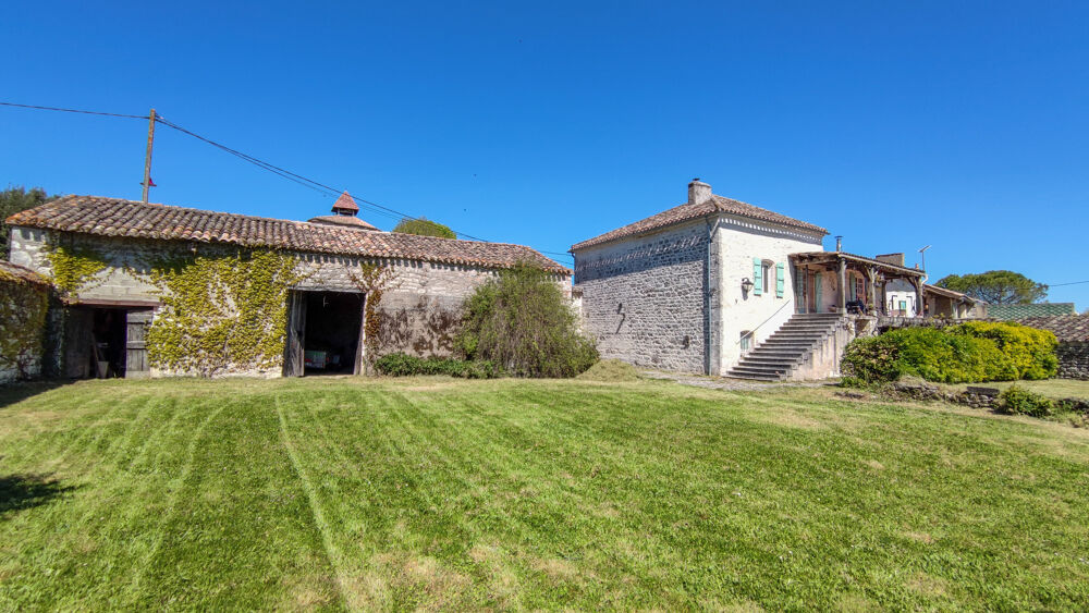 Charmante maison en pierre située dans un village, avec un joli jardin clos, une maison à restaurer et grange