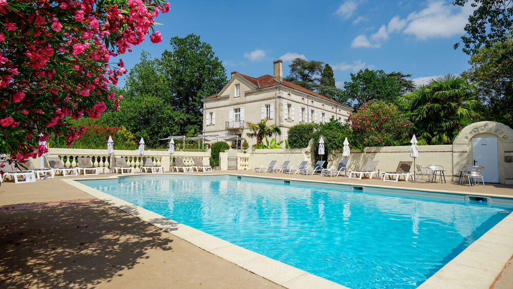 Magnifique Demeure dans le style néo paladien de 750 m2 comprenant 9 suites et 3 chambres avec un terrain de 1