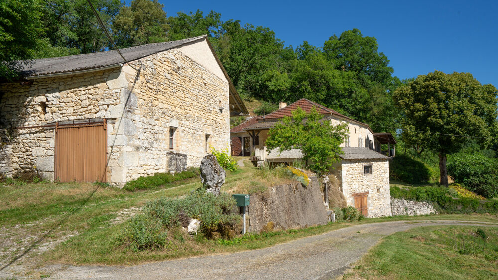 Vente Propriété/Château Propriété quercynoise à rénover avec dépendances et 6950 m2 terrain avec source Montcuq en quercy blanc