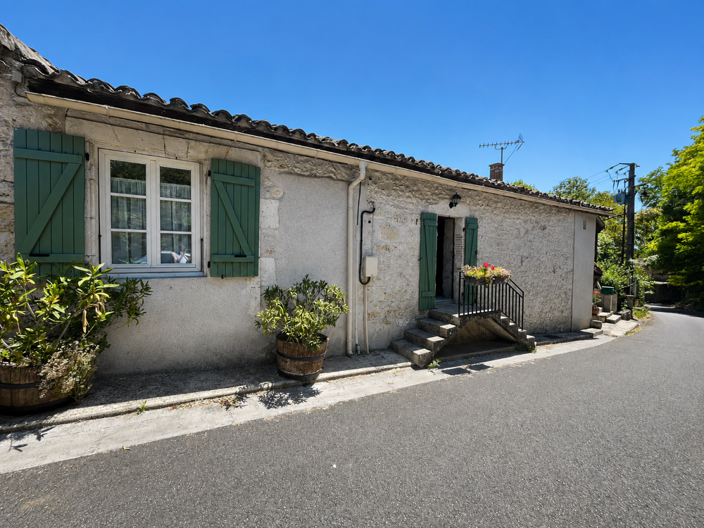 Maison de village atypique avec vue imprenable, piscine, deux chambre , jardin et chambre d'ami