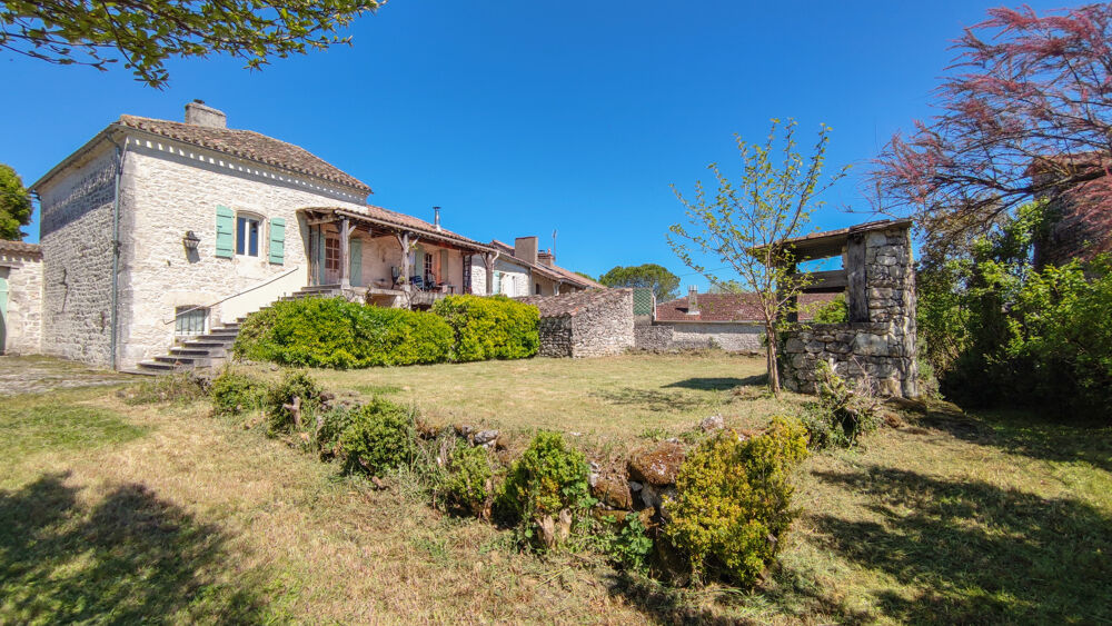 Charmante maison en pierre située dans un village, avec un joli jardin clos, une maison à restaurer et grange