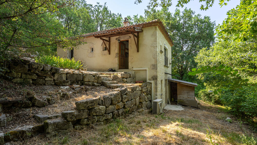 Maison de 102 m2 sur deux niveaux, trois chambres, isolée, dans les bois avec une vue dominante