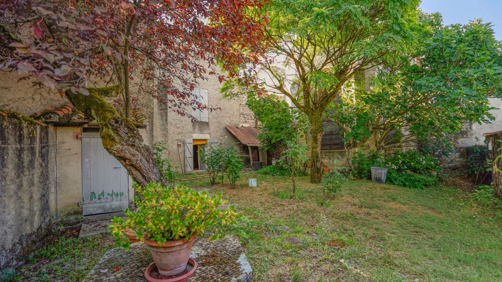 Maison de village en pierre avec jardin, garage et atelier