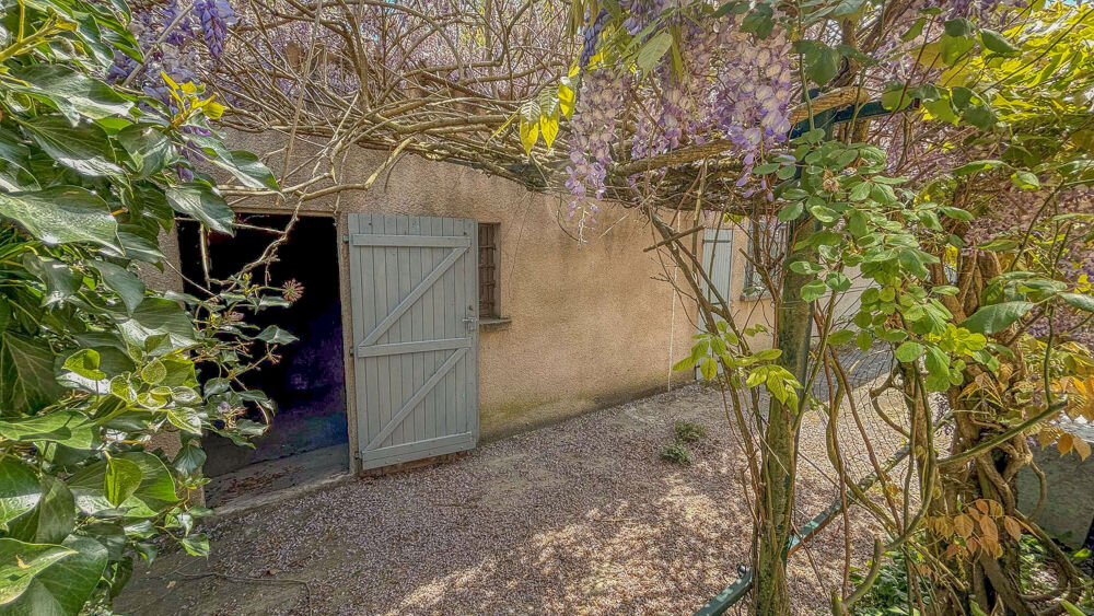 Jolie maison de village de 130m2, située au coeur d'un village tous commerces avec 1 garage et 1 jardin.