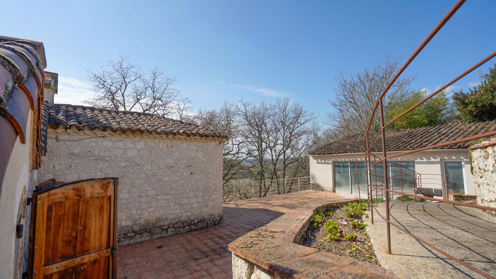 Maison darchitecte atypique en lisière de forêt Piscine, terrasses et dépendance